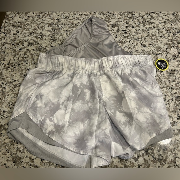 Shorts - Picture 3 of 4